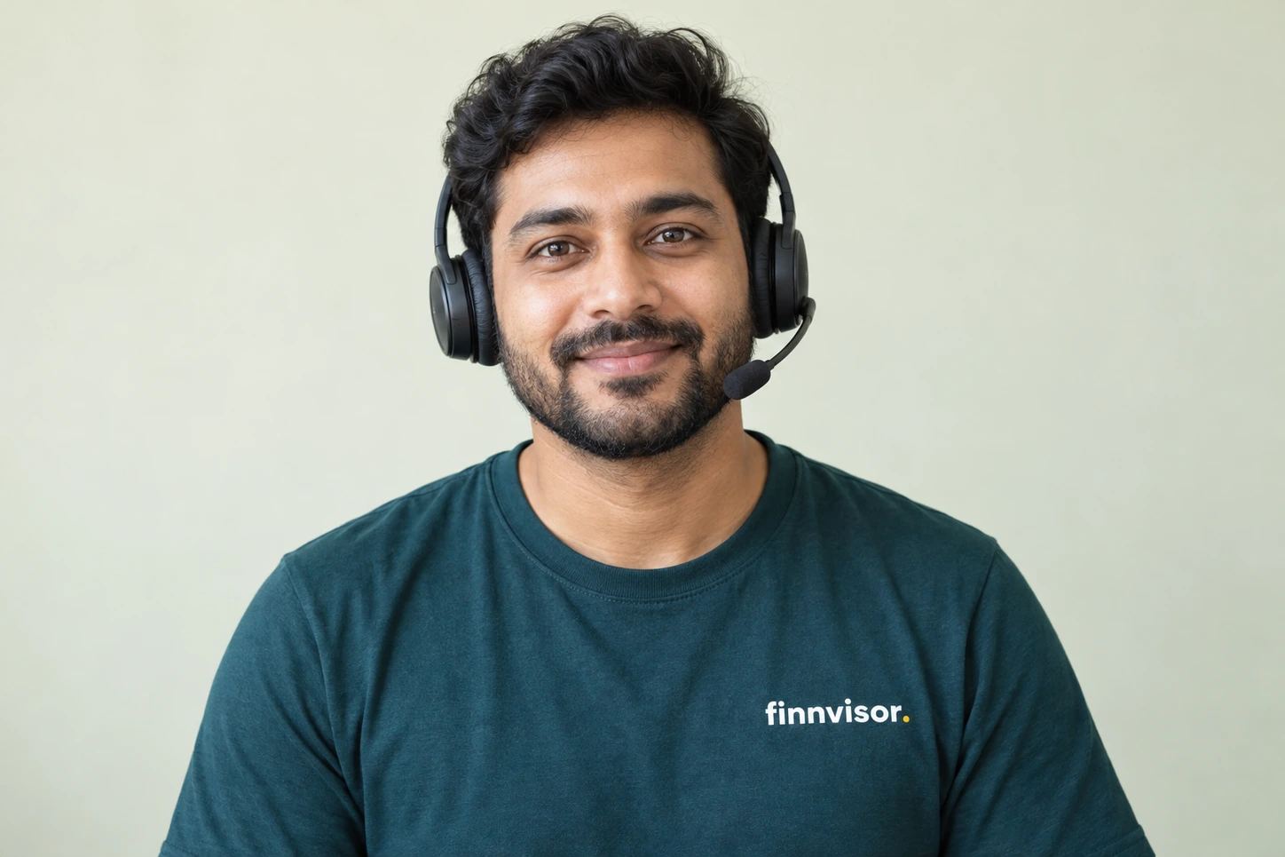 Illustrative adviser facing the camera, wearing a call headset and a Finnvisor Advisory T-shirt.